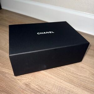 Chanel Black Box med